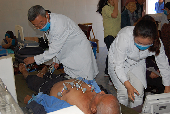 3.jpg 慈銘體檢醫(yī)療隊(duì)為老人們進(jìn)行體檢