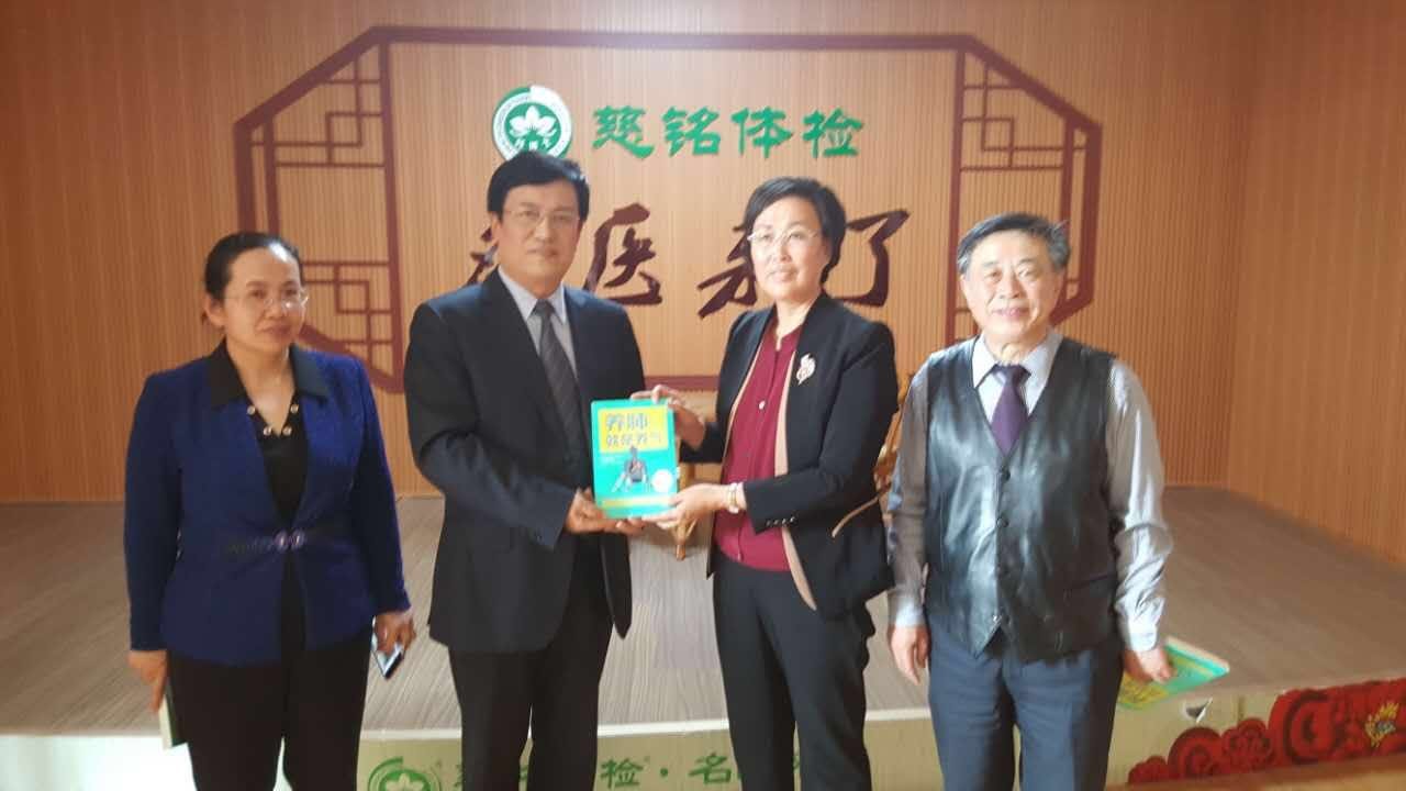 4.jpg 圖四:支修益教授為東營慈銘贈書