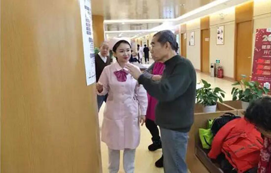 12慈銘小護(hù)士為老兵導(dǎo)檢.jpg 12慈銘小護(hù)士為老兵導(dǎo)檢.jpg