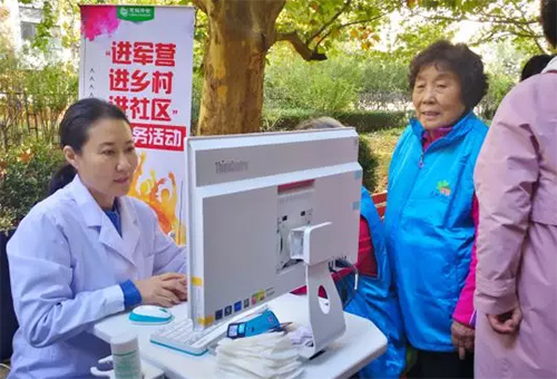 2韓小紅博士進社區(qū)義診.jpg 2韓小紅博士進社區(qū)義診.jpg