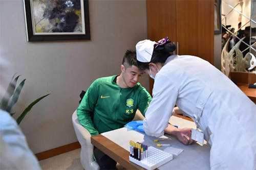 9慈銘奧亞醫(yī)護(hù)人員給中赫國安球員采血.jpg 9慈銘奧亞醫(yī)護(hù)人員給中赫國安球員采血.jpg