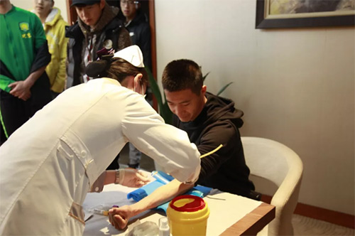 11慈銘奧亞醫(yī)護(hù)人員給中赫國安球員采血3.jpg 11慈銘奧亞醫(yī)護(hù)人員給中赫國安球員采血3.jpg