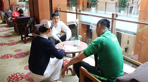 14慈銘醫(yī)護(hù)人員幫國安球員安排體檢.jpg 14慈銘醫(yī)護(hù)人員幫國安球員安排體檢.jpg