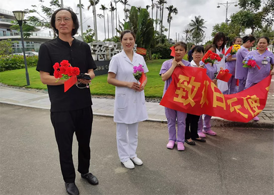12胡波書記迎接在海南博鰲迎接醫(yī)療隊員凱旋.jpg