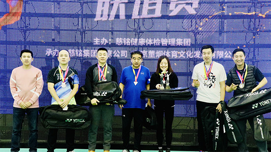 12慈銘集團北京公司辦公室主任陳金珠為亞軍頒獎.jpg 12慈銘集團北京公司辦公室主任陳金珠為亞軍頒獎.jpg