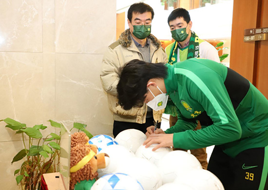 1611623989162119.jpg 8中赫國安隊員慈銘體檢現場簽名1.jpg