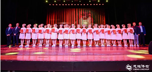 24慈銘體檢給向優(yōu)秀護士頒發(fā)技能五星獎?wù)?jpg