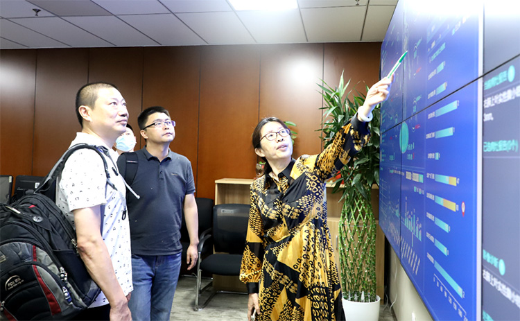 7慈銘集團副總裁、信息管理中心總經理韓濱帶領信息安全行業專家參觀慈銘體檢.jpg 7慈銘集團副總裁、信息管理中心總經理韓濱帶領信息安全行業專家參觀慈銘體檢.jpg