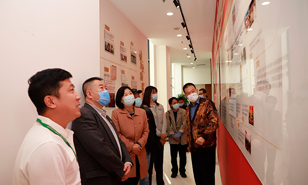 7慈銘集團聯(lián)席總裁韓圣群與黨委副書記陳金珠陪同市、區(qū)紅十字會領(lǐng)導(dǎo)參觀了慈銘黨建墻.jpg